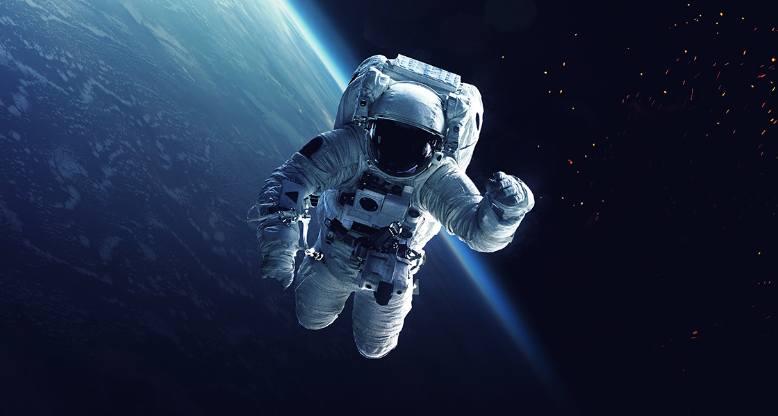 Astronauta e nave espacial orbitam a terra